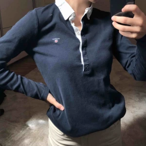  - Mörkblå Tröja från Gant  Meddela vid intresse av fler bilder eller ang pris!  Kram! 