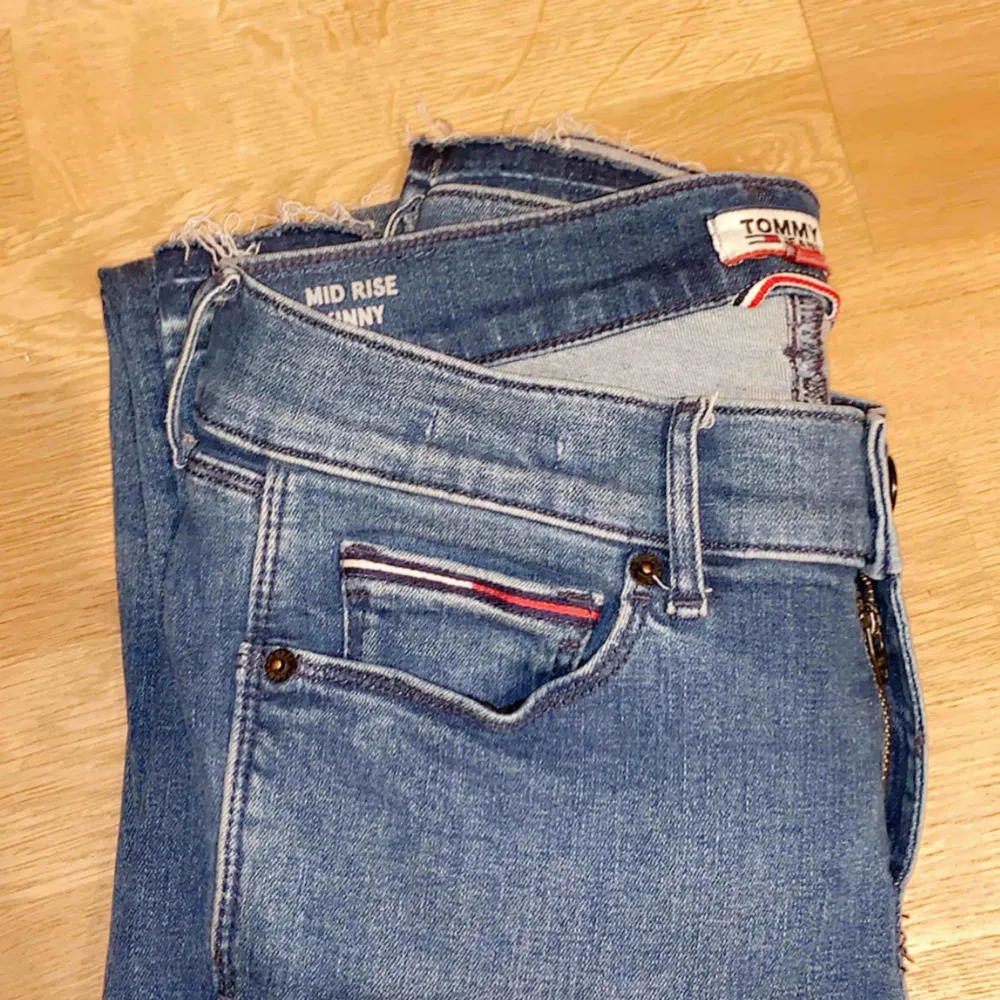 Tommy Hilfiger jeans. Modell- Mid Rise Skinny Nora. Storlek 27/30. Kom med bud priset går att diskutera, skriv också för flera bilder:) . Jeans & Byxor.