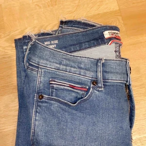  - Tommy Hilfiger jeans. Modell- Mid Rise Skinny Nora. Storlek 27/30. Kom med bud priset går att diskutera, skriv också för flera bilder:) 