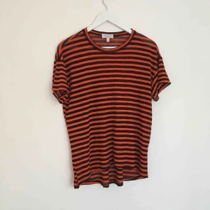  - Superfin röd/svart randig tröja från & Other Stories! Ganska stor i storleken, passar också mig som är 38! ❤️🖤❤️🖤 kan mötas upp i stockholm annars tillkommer frakt på cirka 40 kr! 