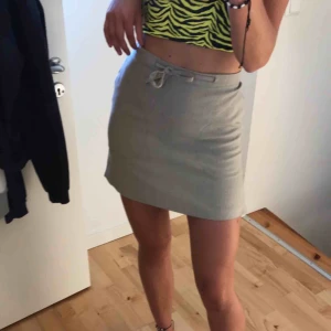  - Beige jättefin kjol