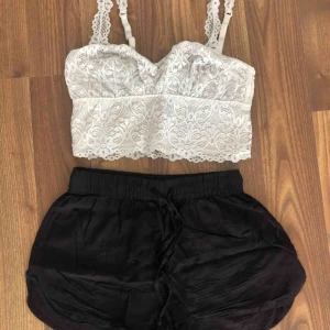  - Svarta shorts från H&M storlek 34, 3Okr plus frakt. Vit spetstopp från BikBok, storlek S 3Okr plus frakt. Eller hela outfiten 8Okr, FRI FRAKT
