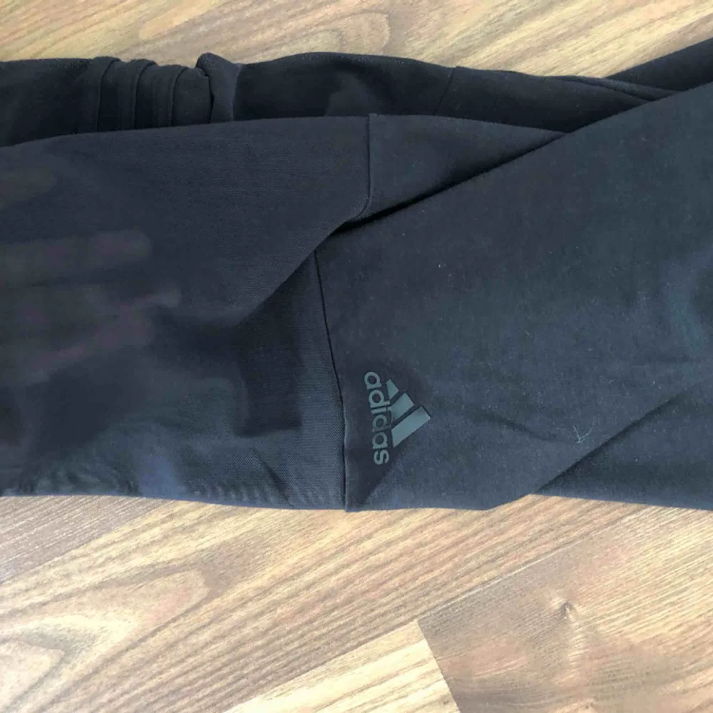 Skitsnygga svarta träningstights från Adidas, tyvärr aldrig använda. Skönt material med snygga detaljer.  1OOkr FRI FRAKT🍻. Jeans & Byxor.