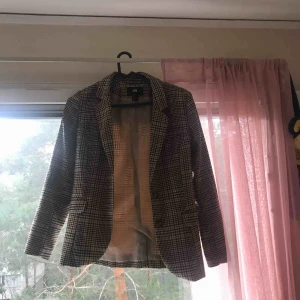  - Rutmönstrad kavaj i brun.  Har haft på mig den ett par gånger.  Pris kan förhandlas 