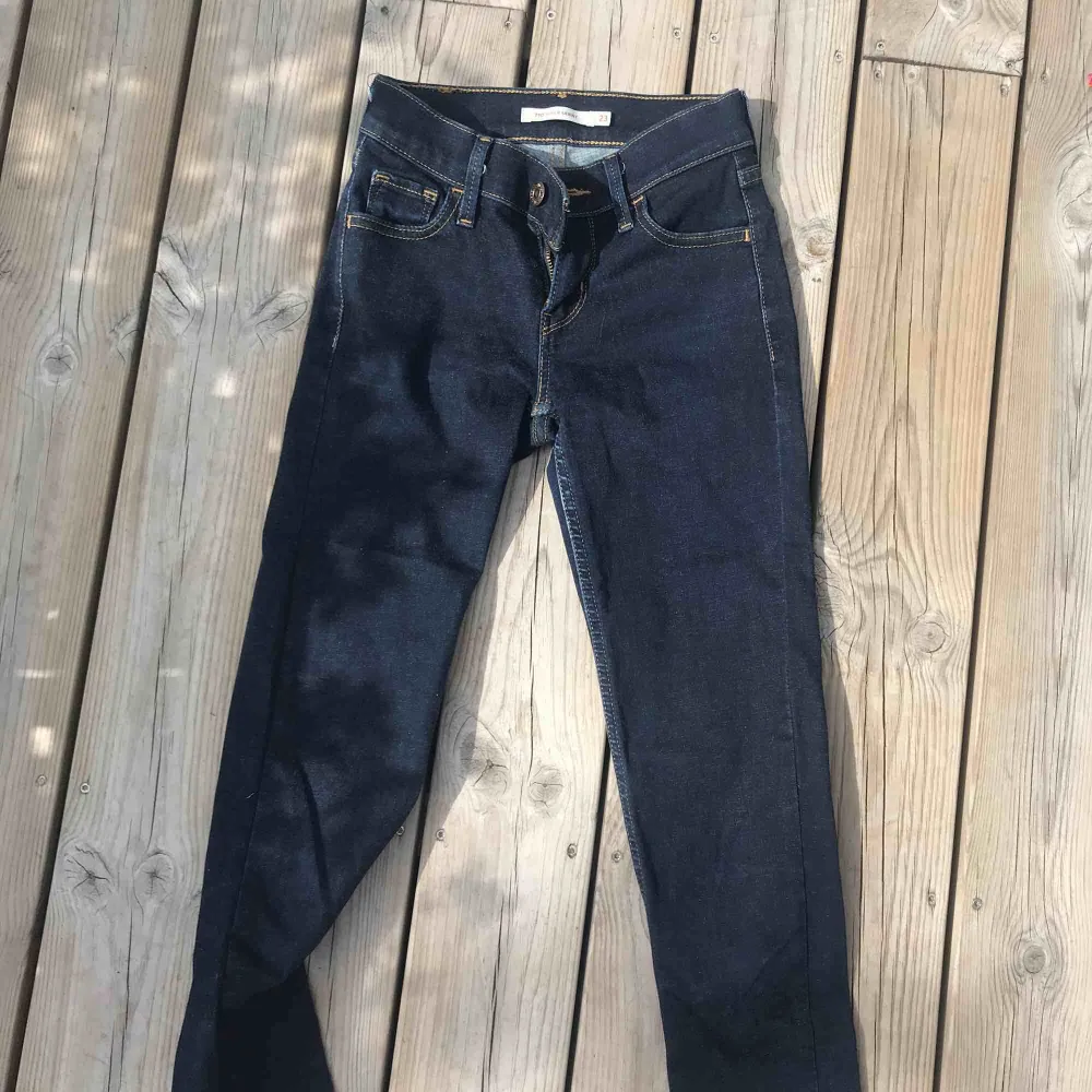 Byxor ifrån Levis i modellen  710 Superskinny. Dessa är Nästintill oanvända, mycket fint skick , säljer pga för små !💋 . Jeans & Byxor.