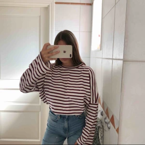  - Vit och röd randig långärmad tröja! 