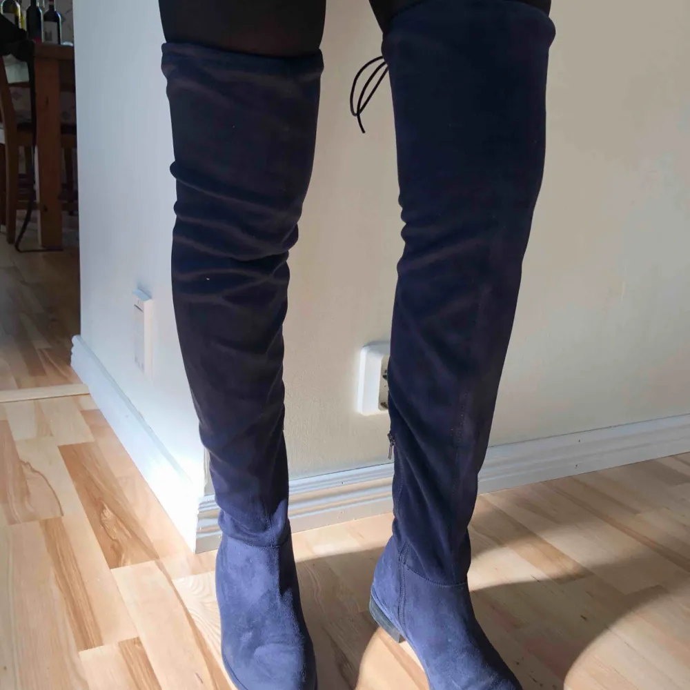 Thigh high boots i mörkblå färg. Skor.