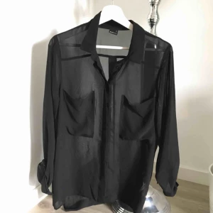  - Transparent skjorta som är använd ett fåtal gånger  Kan mötas upp i GBG annars får köpare stå för frakt