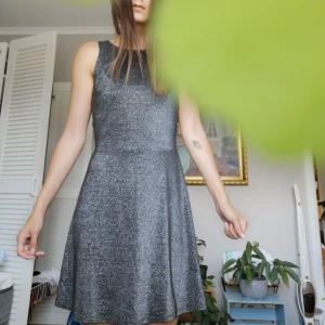  - Glittrig festlig klänning! Öppen rygg ✨✨