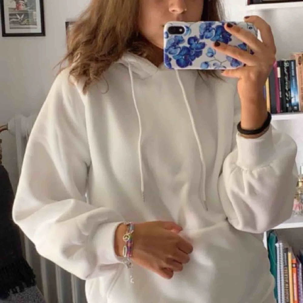 Asmysig vit hoodie, aldrig använd då jag råkade beställa 2 lika dana🤷‍♀️💞 . Hoodies.