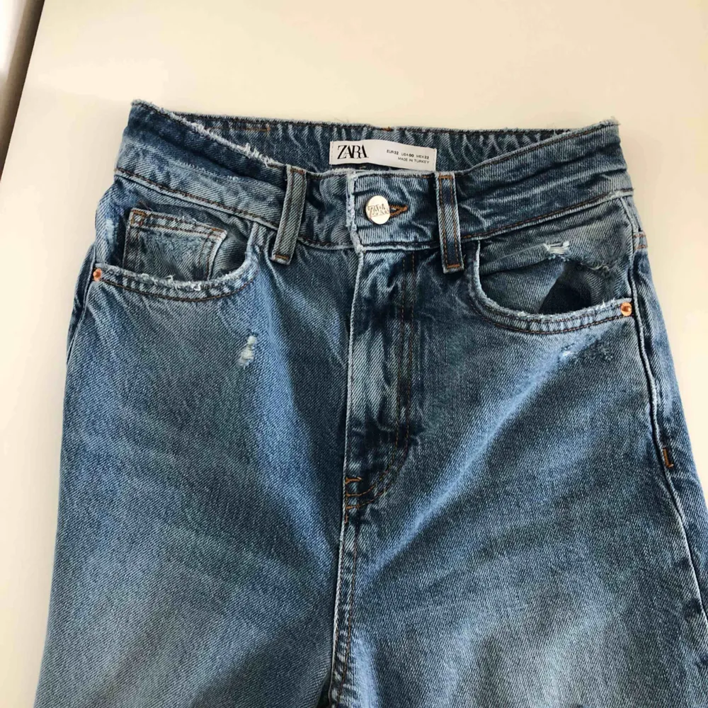 Helt nya jeans från zara i en rak skitsnygg modell. Sitter sååå fint på, men har tyvärr inte kommit till användning. Var relativt dyra i inköp🥰. Jeans & Byxor.
