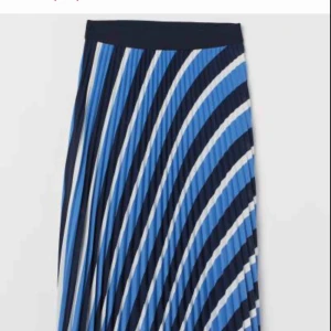  - Stretchig kjol ifrån H&M i storlek 34 knappt använd 