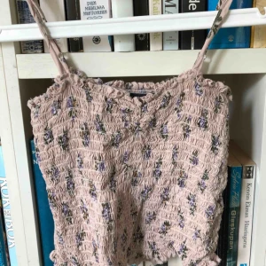  - Gulligt linne från Brandy Melville! Använd en gång och är i bra skick!