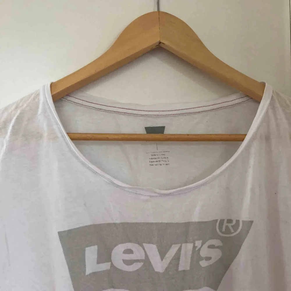 Vit Levis t-shirt i storlek XS. Fint tunt luftigt tyg. Passar S också.. T-shirts.