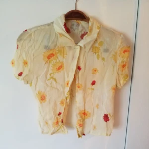  - Kort och transparant vintageskjorta köpt på en second hand i Berlin 