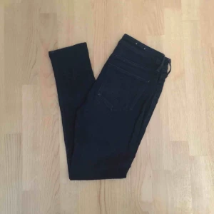  - Jeans från hm, i bra skick och vanlig midja! 