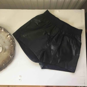  - ”Läder” shorts från Bik Bok, aldrig använda.  Frakt tillkommer🌸