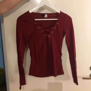  - Vinröd tröja i fint skick 