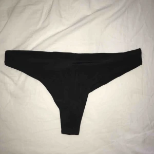  - Supersnygga bikini trosor i halvstring modell. Har en söm bak på så rumpan formas väldigt fint. Knappt använda. 