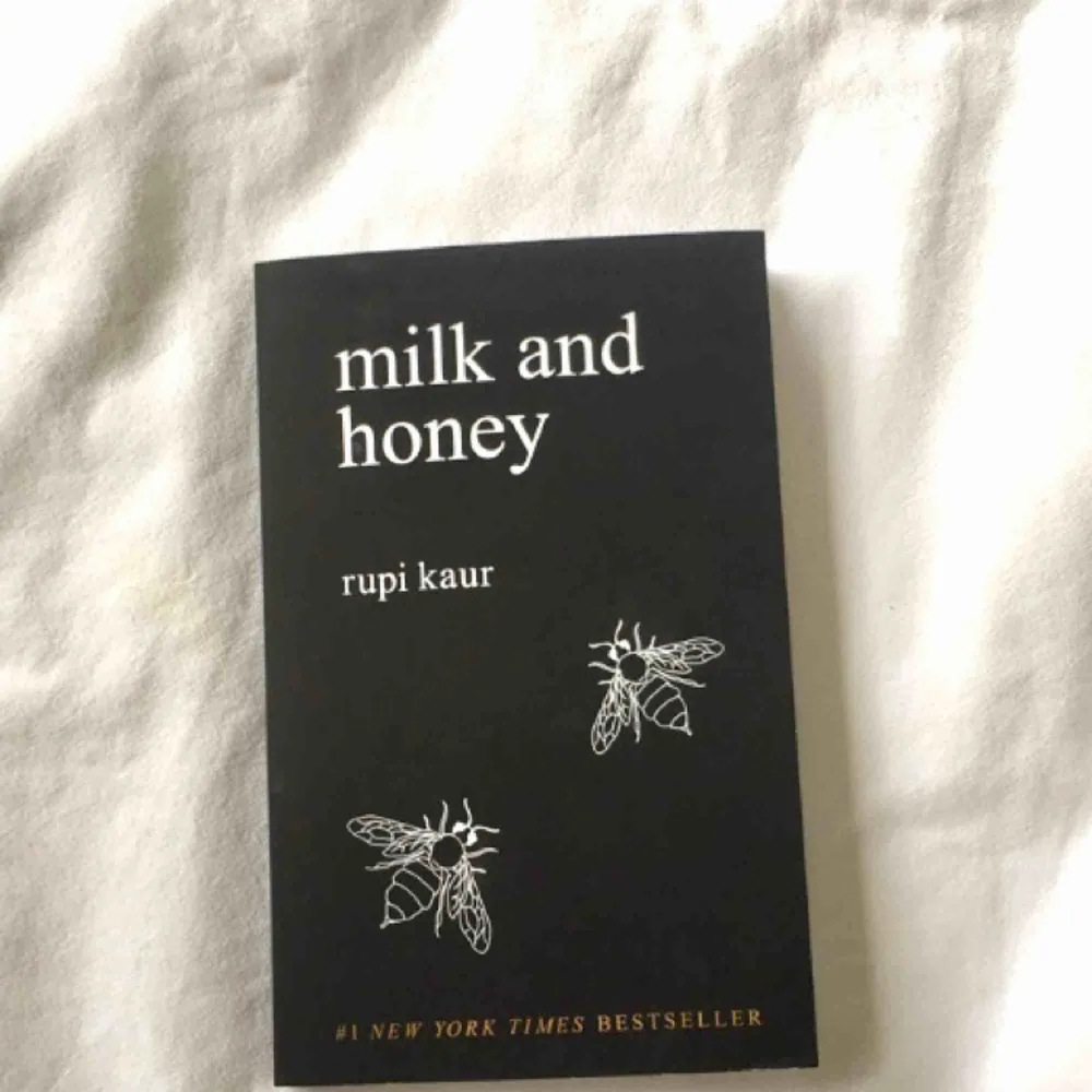 milk and honey bok av rupi kaur. jättefin bok och helt oanvänd. . Accessoarer.