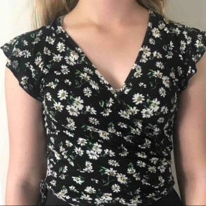  - Omlotttröja med blommönster. 20kr + frakt. Kan mötas upp i tranåsområdet och i Sthlm. 