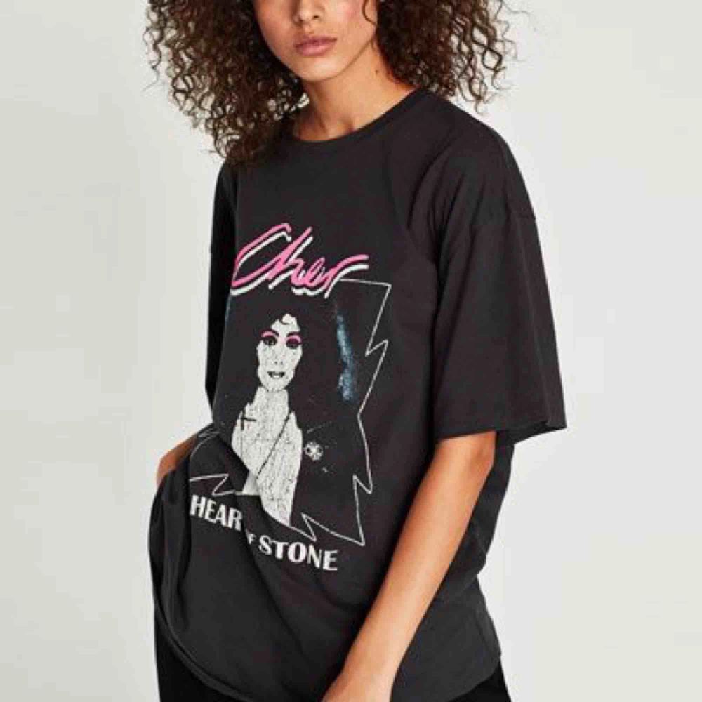 Ball tshirt med Cher på från Zara. Storlek S men lite oversized. Frakt på 36kr tillkommer! :) . T-shirts.