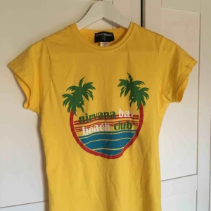  - T-shirt från ASOS (märket heter Heartbreak)☀️ använd sparsamt, mycket bra skick! 