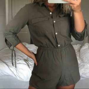  - Militärgrön jumpsuit i toppskick💗 Säljer pga den är för liten tyvärr Möts upp i Sthlm eller fraktar men då står köparen för fraktkostnaden🥰