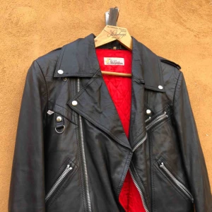  - Fantastiskt skick på denna vintage jofama mc-jacka från 80-talet