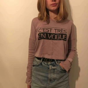  - Fin tröja med detaljer på ärmarna från New Yorker. Använd max 3 gånger och säljs därför vidare. Frakt tillkommer om ej möte i Kalmar 