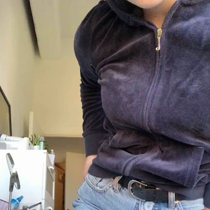 Juicy couture hoodie strl S - Juicy couture hoodie i en vacker marinblå färg! Fraktkostnad tillkommer.