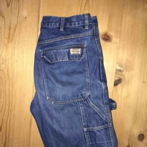  - snygga ”snickarbyxor” som är i strkl M men lätt passar en S! Har ascoola detaljer men kommer tyvärr inte till användning längre...möts helst men fraktar också 🥶🦋