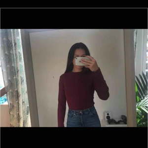  - Lång-ärmad tröja från Cubus! Tröjan är ribbad och har en vinröd nyans som bäst skulle kunna liknas vid den sista bilden. Skick: så gott som ny! Köpare står för frakt🚛