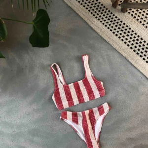  - Supersnygg bikini!! Överdelen är i storlek M och underdelen i S (överdelen passar någon med storlek S också)