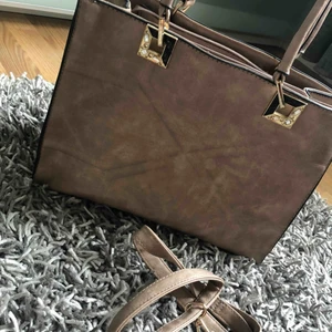 - Beige väska i bra skick. Köparen står för frakt, i bra skick!   