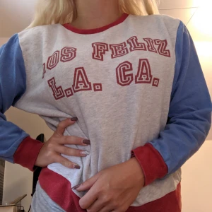 - Flerfärgad tröja från Bikbok med texten "Los Feliz L.A. CA." Väldigt bra skick. Pris kan diskuteras 😊