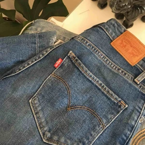 - Jättesköna jeans med hål vid knäna. Står att det är waist 23, men tycker mer de är 24 eller 25. Modellen heter high Rise skinny. Ord. pris ca 900! Kolla gärna in mina andra annonser! :) 