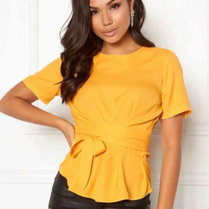  - Gul blus från Bubbleroom. Använd endast 1 gång därför högt pris. (Ord. 349 kr). Superfin men kommer tyvärr aldrig till användning..