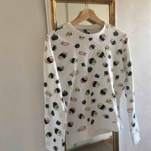  - En av mina favorittröjor som tyvärr har blivit lite för liten för mig!! Om du är en sushi-älskare så borde du verkligen ha denna tröja hahah. Köparen står för frakt☺️