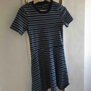 Klänning hm - Gullig klänning från H&M!💓 Sitter jättebra som den är men även med något skärp :) säljer då den inte används tillräckligt mycket. Köparen står för frakt ☺️