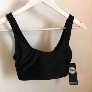  - Supersnygg oanvänd bikinitop ifrån Boohoo. Storleken är 28 DD, vet dock inte vad det motsvarar i eu storlek men går nog att ta reda på. Skulle kunna gissa att de är en XS då den är för liten för mig. Köparen står för frakt 💫