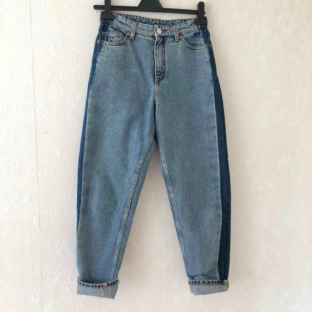 Snygga jeans från monki☀️ storlek 26, visad på mig som brukar ha storlek 38☀️ köparen står för frakten. Jeans & Byxor.
