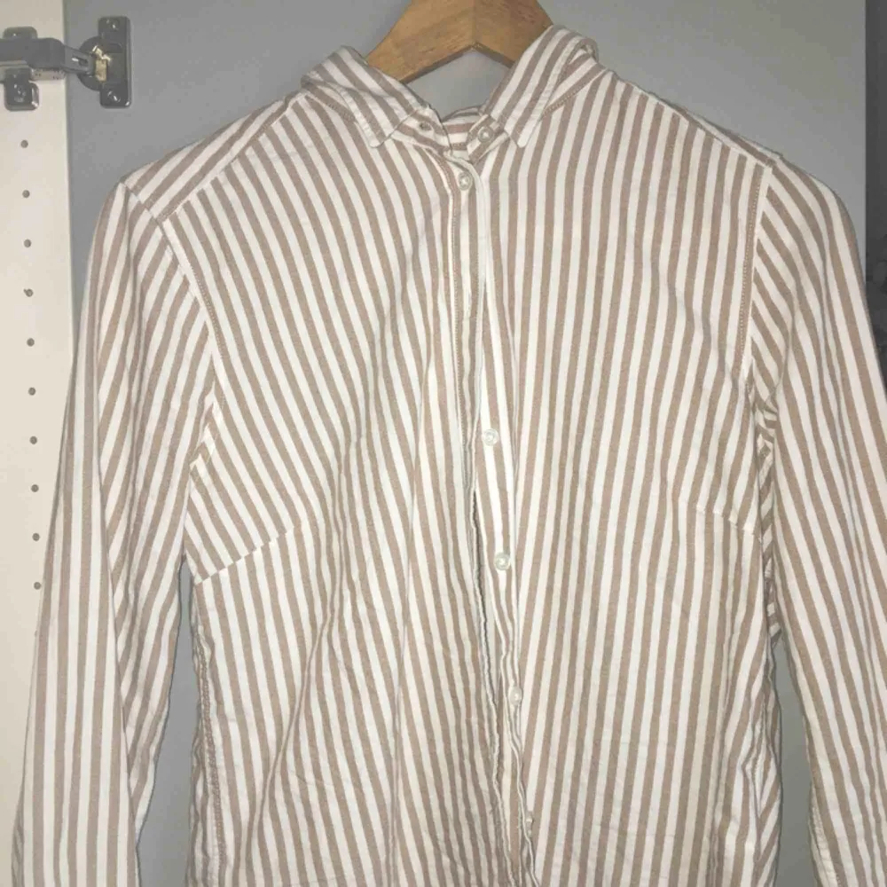 Jätteskön fräsch vit/brun bomullsskjorta. Jättebra skick!<3. Skjortor.