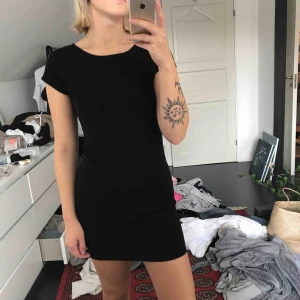  - Svart ribbad klänning från Monki. 