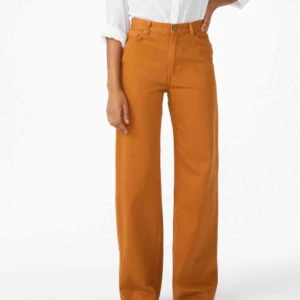  - Ett par brun/senaps färgade jeans från Monki knappt använda, i mycket gott skick. 