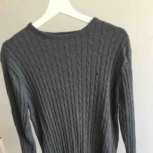  - En nästan oanvänd grå kabelstickad tröja från park lane i storlek S. 