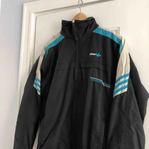  - En trackjacket från Adidas. Storlek medium, damstorlek. Skick: 5.5/10. Levereras nytvättad. Finnes på Södermalm, Stockholm. Kan postas men då står Du för frakten, (59kr). Mvh Marija & Nugget 