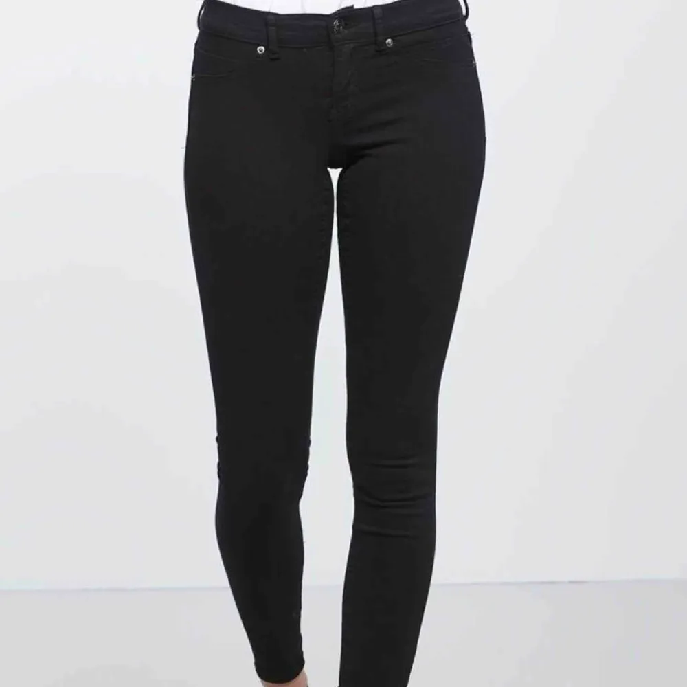 Skinny low waist superstretch Alex jeans ifrån Gina tricot. Bra skick och använda fåtal gånger då dom är lite för små för mig. Köparen står för frakt. Skriv privat för fler frågor☺️💞.. OBS första bilden är lånad!. Jeans & Byxor.