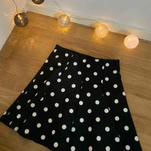  - Superfin prickig kjol ifrån Zara, använd fåtal gånger och är i storlek S men kan även fungera som XS