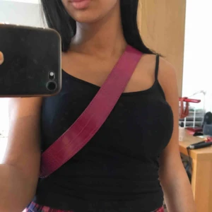  - Oanvänt bag-strap från accent. Prislapp finns kvar och mönstret är orminspirerat. Har du frågor så är det bara att skriva!!❤️